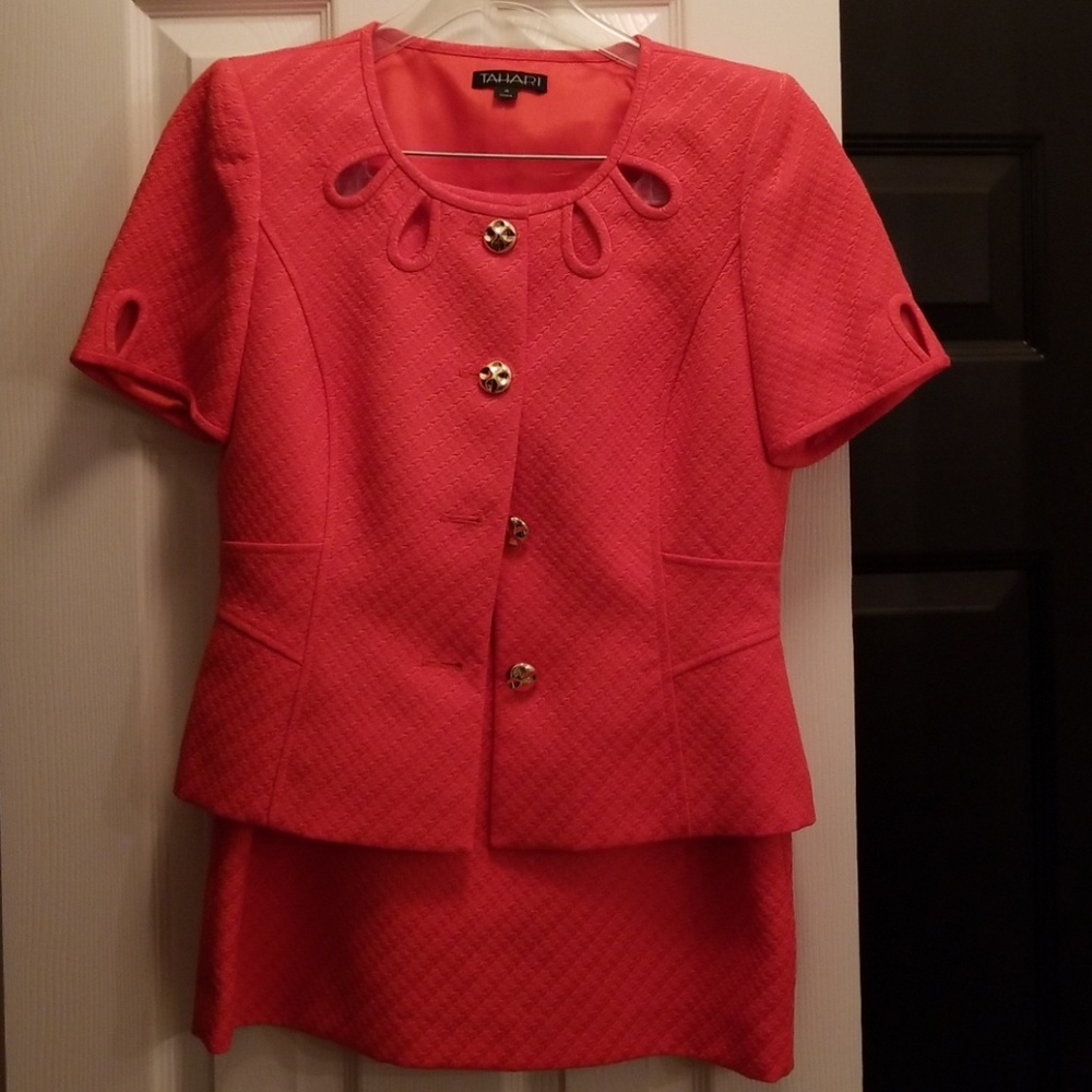 Skirt suit